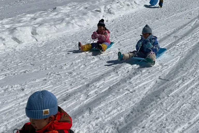 雪遊び